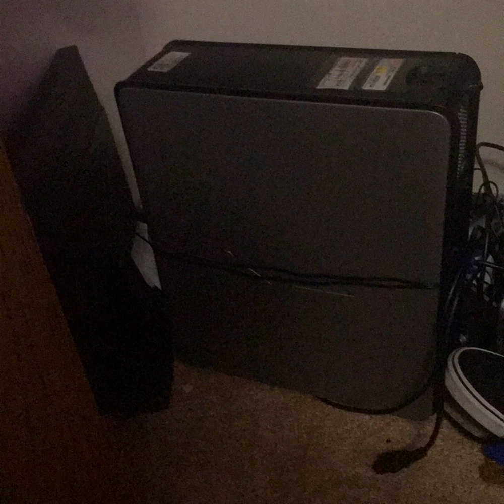 Dell Desktop is in working condition it’s size is 31.4 centimeters then is grey.
